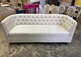 Sofa Contemporaneo Capitone Laterais Curvada Alta Decoração