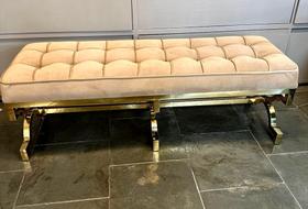 Sofá Divã Metal Dourado Maciço Tecido Capitonê Alto Padrão Sofá Divã Metal Dourado Maciço Tecido Capitonê Alto Padrão