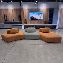Sofá Ilha Sala de Estar 2 Módulos e Chaise Dakota Encosto Almofadas Soltas Bouclê Rústico Terracota/Cinza G33 - Gran Belo Sofá Ilha Sala de Estar 2 Módulos e Chaise Dakota Encosto Almofadas Soltas Bouclê Rústico Terracota/Cinza G33 - Gran Belo