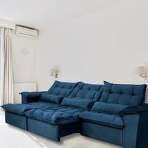 Sofá Retrátil e Reclinável Articulado com 2,20m de Largura e Abertura Grande em Tecido Veludo Premium com Pillow nos Braços e Assentos