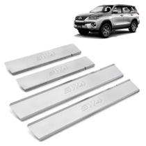 Soleira Inox Cromada Alto Relevo Hilux SW4 2021 Soleira Inox Cromada Alto Relevo Hilux SW4 2021