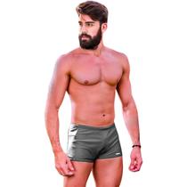 Sunga Boxer Masculina Com Bolso Zíper Lateral Forrada Cadarço Ajustavél Logo Frontal Refletiva Praia Sunga Boxer Masculina Com Bolso Zíper Lateral Forrada Cadarço Ajustavél Logo Frontal Refletiva Praia