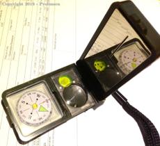 Super Bússola Sobrevivência com lupa, led, com pederneira - 2685