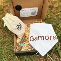 Super Shinebox Bandana Branca com Nome e Colar Marrom com Berloque Surpresa para Pets Super Shinebox Bandana Branca com Nome e Colar Marrom com Berloque Surpresa para Pets