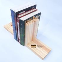 Suporte aparador para livros feito em madeira cor natural - Moveis Pequenos