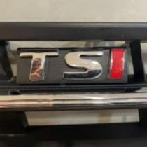Suporte com Emblema TSi Para Grade Frontal do Polo e Virtus