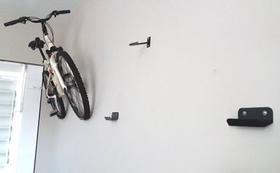 Suporte Horizontal de Parede 1 bike - Lateral ( apoiado nas rodas) - BikeTudo