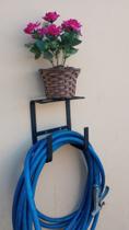 Suporte para mangueira com prateleira Suporte para mangueira com prateleira
