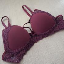 Sutiã com Bojo e Detalhes em Strappy