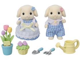 Sylvanian Families Conjunto Jardinagem Irmã e Irmã Coelhos Floral com Acessórios Epoch 2 Bonecos Sylvanian Families Conjunto Jardinagem Irmã e Irmã Coelhos Floral com Acessórios Epoch 2 Bonecos