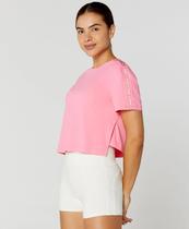 T-Shirt Abertura Lateral e Fita Alto Giro Rosa Barbie