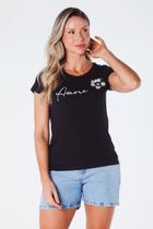 T-Shirt Baby Look Estampa Amore com Aplique de Flor Viscolycra Preta T-Shirt Baby Look Estampa Amore com Aplique de Flor Viscolycra Preta