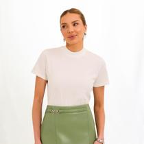 T-shirt branca de algodão com gola alta