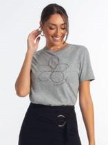T-shirt com bordado
