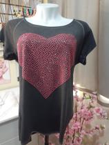 T- Shirt em Viscolycra com Pedrarias - Coração Vermelho - Tamanho M