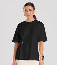 T- Shirt Feminina com Aplique de Aviamento Dianna Preto T- Shirt Feminina com Aplique de Aviamento Dianna Preto