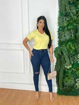 T-shirt Feminina Decote Gola V Amarelo Bebê