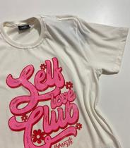 T-shirt off com estamparia