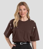T- Shirt Oversized Feminina com Ilhós Dianna Marrom