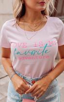 T-Shirt Rosa "Love Is My Favorite Adventure" T-Shirt Rosa "Love Is My Favorite Adventure"