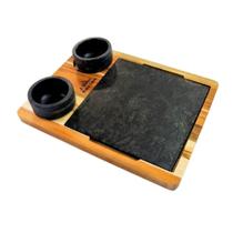 Tábua Com 02 Molheiras Em Pedra Sabão E Suporte G 25x25cm. Tábua Com 02 Molheiras Em Pedra Sabão E Suporte G 25x25cm.