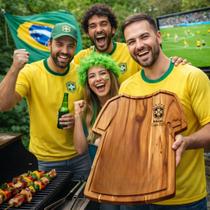 Tábua de Churrasco copa Brasil Madeira Natural Formato Camisa 44x36cm Design Rústico Sofisticado Tábua de Churrasco copa Brasil Madeira Natural Formato Camisa 44x36cm Design Rústico Sofisticado
