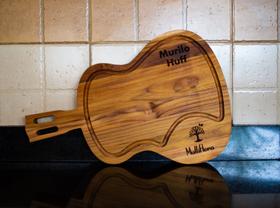 Tábua de churrasco em formato de viola