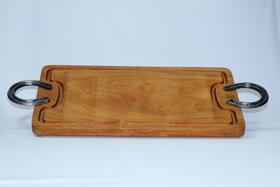Tábua de corte com ferradura em madeira Garapeira medindo46 cm x 26 cm x 2 cm