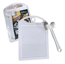 Tábua de corte de plástico branca com martelo e afiador para carne