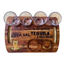 Tábua MDF Decorativa para Degustação com 04 Copos Shot Doses Tequila Cachaça 2 Divisórias Tábua MDF Decorativa para Degustação com 04 Copos Shot Doses Tequila Cachaça 2 Divisórias