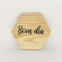 Tábua mini hexágono com a frase "Bom dia"