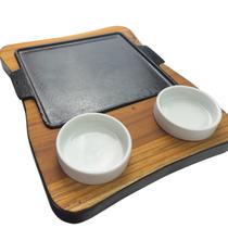 TÁBUA PARA CHURRASCO C/ CHAPA E 2 CUMBUCAS 32x26,5CM TÁBUA PARA CHURRASCO C/ CHAPA E 2 CUMBUCAS 32x26,5CM