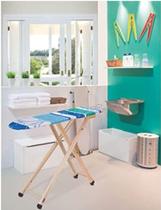 Tábua para passar roupa tradicional com suporte para o ferro