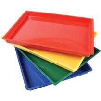 Tabuleiros bagunçados, brinquedos construtivos para pintura, água e areia Tabuleiros bagunçados, brinquedos construtivos para pintura, água e areia