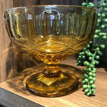 Taça coper sobre mesa vidro Taça coper sobre mesa vidro