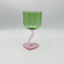 Taça de Vidro com Haste Coração Verde e Rosa 200ml Taça de Vidro com Haste Coração Verde e Rosa 200ml