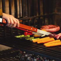 Talher pegador p/churrasco cabo mad. mor