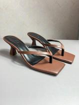 Tamanco flip flop quadrado salto baixo confortável