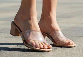 Tamanco Sandália Feminina Salto Bloco medio com Tiras Transparente Cruzadas X Tendência Verão