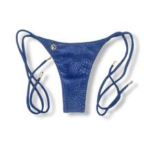 Tanga Cora Crocô Marine Biquíni Fio Dental com Laço Lateral Dupla Face Azul Tecido Texturizado Semibrilho Tanga Cora Crocô Marine Biquíni Fio Dental com Laço Lateral Dupla Face Azul Tecido Texturizado Semibrilho