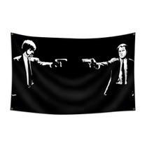 Tapeçaria Pulp Fiction Jules e Vincent 100x150cm Poliéster Tapeçaria Pulp Fiction Jules e Vincent 100x150cm Poliéster
