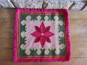 Tapete Arraiolo Flor em Moldura Verde e Rosa 52x55cm