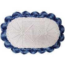 Tapete Artesanal De Crochê Oval Barbante Branco N6 75Cm Borda Azul Para Decorar Quarto Sala Escritório