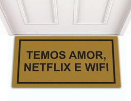 Tapete Capacho de Porta Entrada Decorativo Divertido Bem Vindo Temos Amor, Netflix e Wifi 60x30
