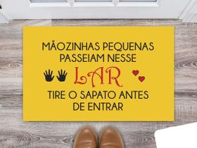 Tapete Capacho Decorativo Entrada Porta Sala Mãozinhas Pequenas passeiam nesse lar, tire o sapato antes de entrar Colorido