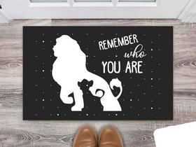Tapete Capacho Decorativo Entrada Porta Sala Remember who you are (Rei Leão) Tapete Capacho Decorativo Entrada Porta Sala Remember who you are (Rei Leão)