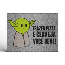 Tapete Capacho Decorativo Yoda Trazer Pizza e Cerveja Você Deve