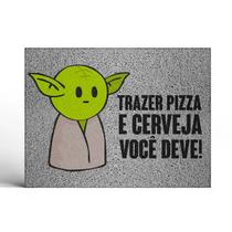 Tapete Capacho Decorativo Yoda Trazer Pizza e Cerveja Você Deve