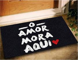 Tapete Capacho O Amor Mora Aqui 60x40 - Preto