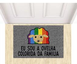 Tapete Capacho para apartamento Ovelha colorida da família LGBT 60x40cm Tapete Capacho para apartamento Ovelha colorida da família LGBT 60x40cm